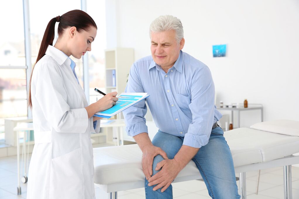 The doctor determines the method of treatment for a patient with arthrosis of the knee joint.